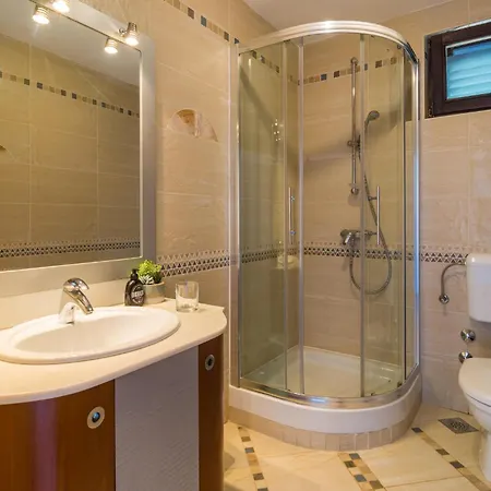2 Bedroom Awesome In Stomorska