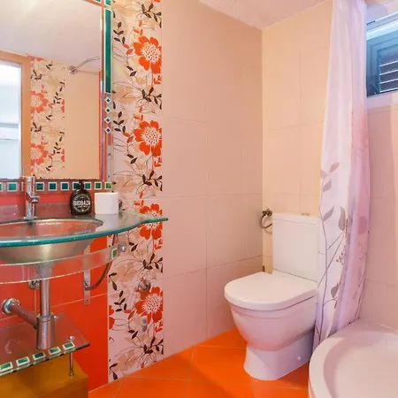 2 Bedroom Awesome In Holiday home *