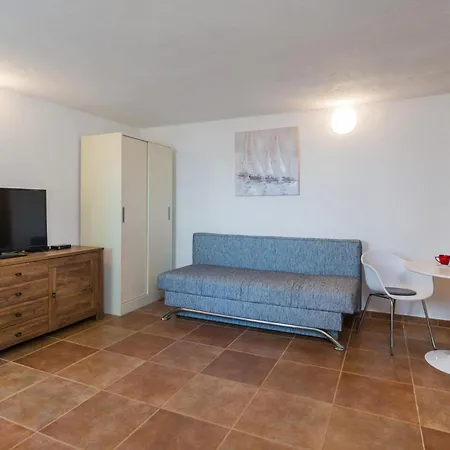 2 Bedroom Awesome In Stomorska